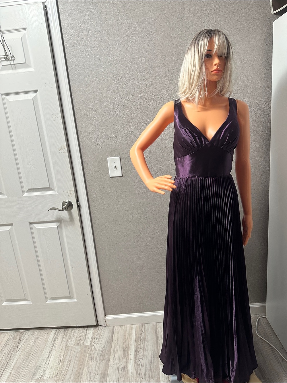 ๐Deep Plum V-Neck pleated sleeveless midi NWT dress - M ๐ - Picture 8 of 11